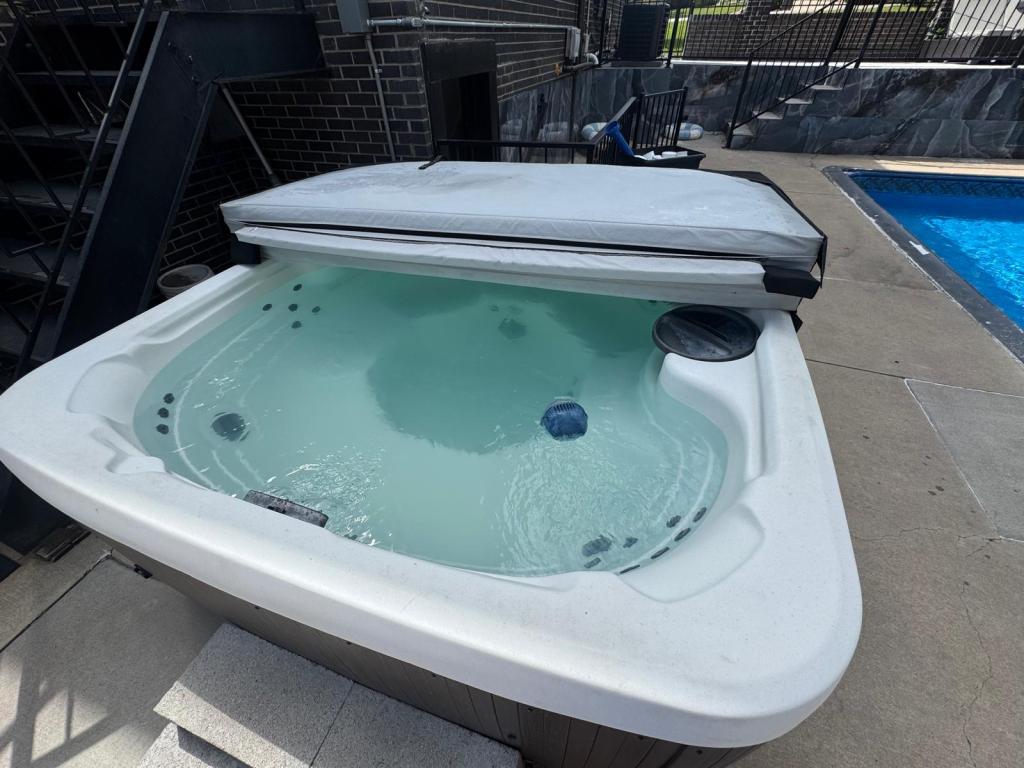 How to Clean a Hot Tub Without Draining Water? 1 hot tub cleaner in denver | (720) 325-1600